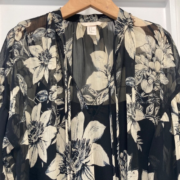 H&M Black & Ivory Floral Print Tie Flowy Blouse Top Size 4 - Picture 2 of 13